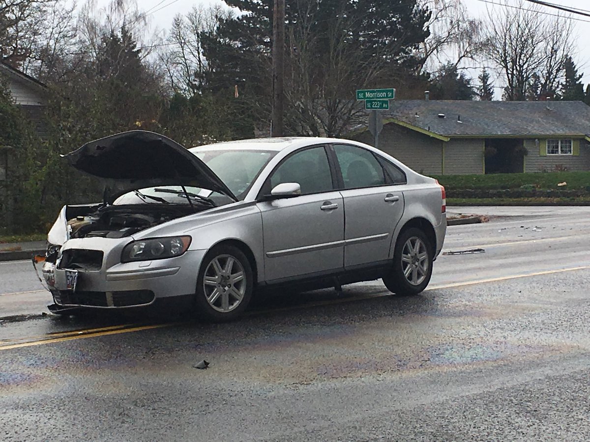 marilyndeutsch's tweet photo. Fortunately only minor injuries from this Gresham accident. #Greshamfire #Greshampolice #Fox12Oregon https://t.co/baRpIv2zfx