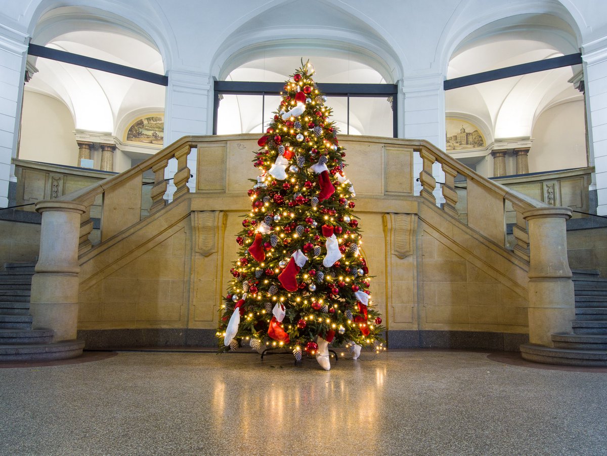 <a href="/ProPotsdam/">ProPotsdam GmbH</a> Auch im Foyer des Rathauses weihnachtet es schon sehr... #Weihnachtsbaum <a href="/LH_Potsdam/">Potsdam</a>