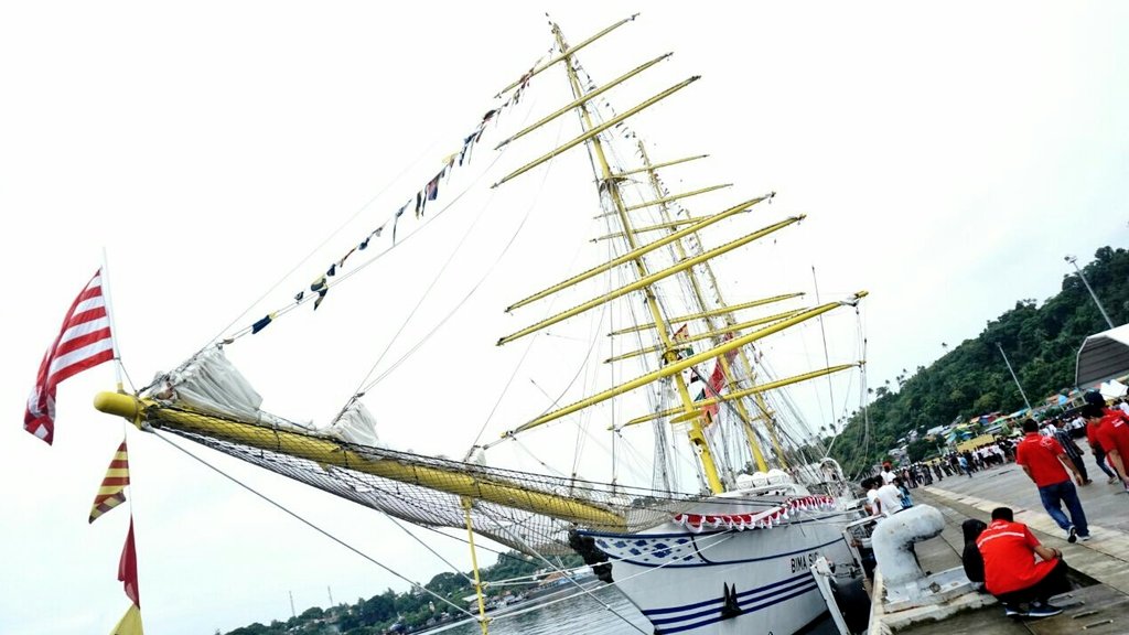 aceh_disbudpar's tweet photo. Pagi tadi tiba Kapal Republik Indonesia (KRI) Bima Suci dengan membawa 94 Taruna-Taruni Maritim yg akan memeriahkan perhelatan Sail Sabang #sailsabang2017 https://t.co/s46hWK4J8h