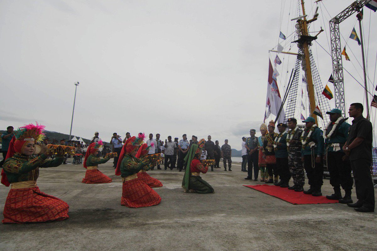 aceh_disbudpar's tweet photo. @serambinews @iloveaceh @genpiaceh @humasaceh @indtravel @Kemenpar_RI @kemaritiman @KEMENPORA_RI @Humas_Sabang @sailsabang2017 KRI Bima Suci merapat di pelabuhan CT-3 BPKS sekira pukul 08.00 wib dengan disambut meriah para penari ranup lampuan. #sailsabang2017 https://t.co/8XwDbPnqRg