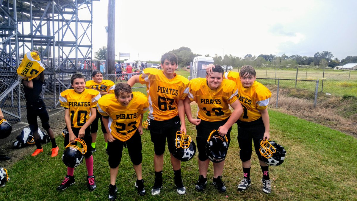JChoate38's tweet photo. @Runeightx @AliciaRomanNBC I see your son in his football jersey. Cool. That's my youngest in the middle. Just turned 13 https://t.co/YjJkIMEXFC