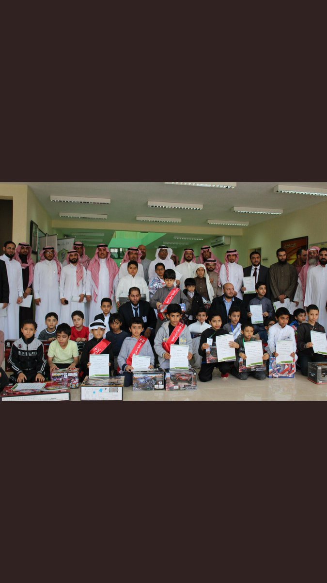 #الرياض
كرم مدير #مكتب_التعليم_بالسويدي 
الأستاذ / أحمد العويس الطلاب المتأهلين في تصفيات المسابقة الوطنية للغة العربية على مستوى مكتب السويدي. 
 كما كرم اللجان التي اشرفت على المسابقة pic.x.com/gZCRRrWDl4