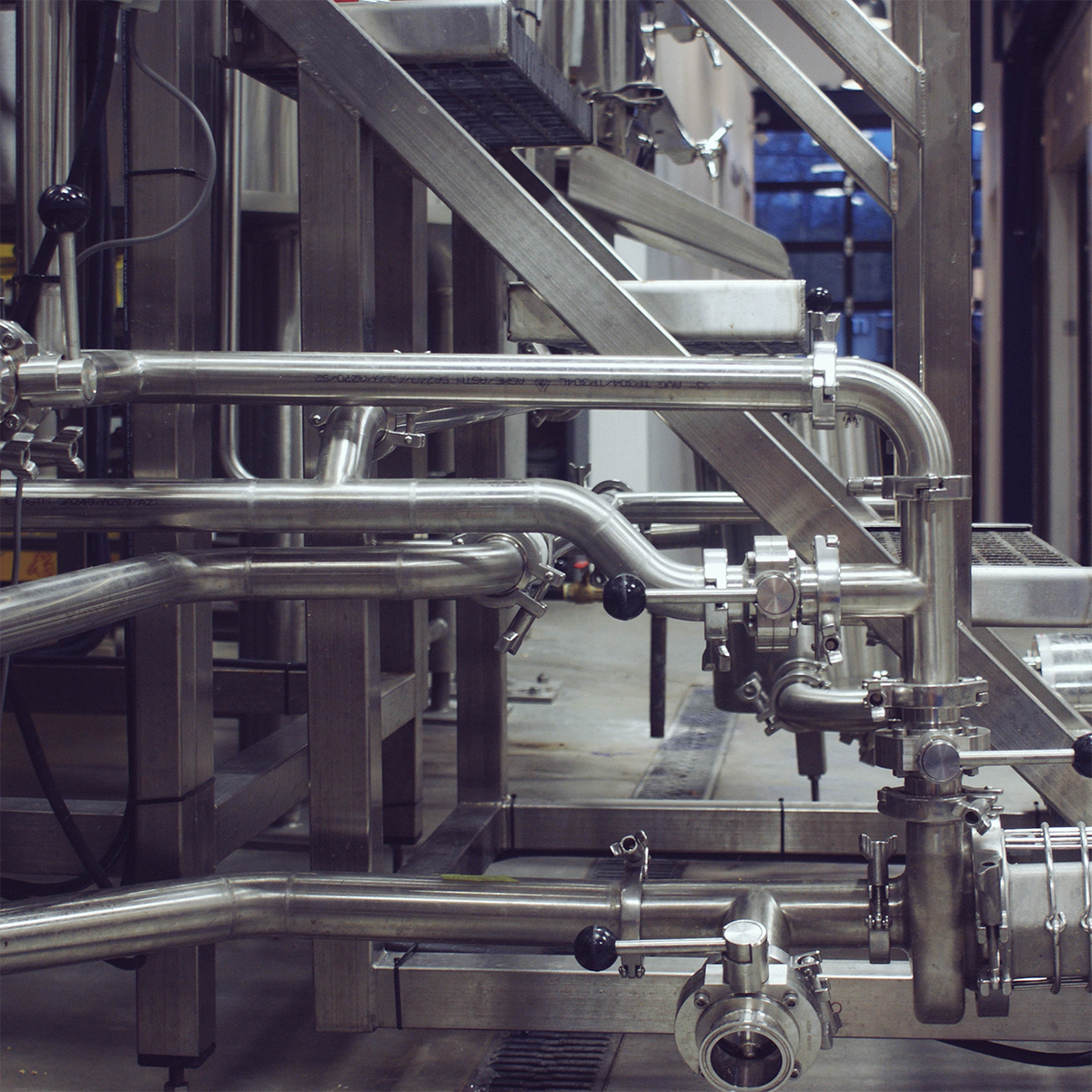 MarinerBeer's tweet photo. The brewhouse adjacent to the tasting room has 43 valves and Kevin knows how to use all of them.

#basicallymagic #itsactuallymostlyscience https://t.co/9Qeu7WtlER