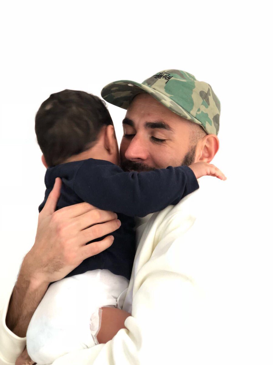 Benzema's tweet photo. Mi hijo 😍 #KBNueve #Ibrahim https://t.co/iSyeUtVr0Q