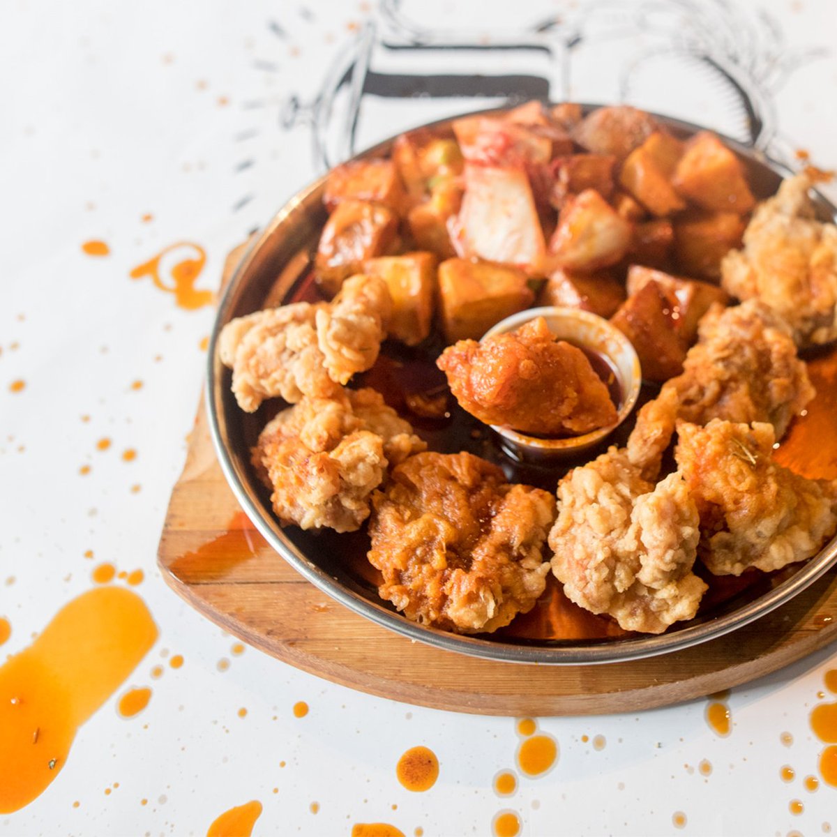 Sometimes messy can be beautiful. Add a splash of fun to your meal and join us at Hooly Crab for lunch or dinner! #HamOnt #Downtown