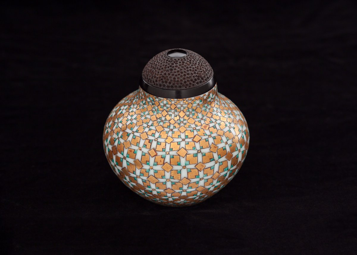 formmiami's tweet photo. Next week, Dec. 6-10, come to #MiamiArtWeek's premier fair highlighting work in ceramics, fiber, glass, metal, wearable art &amp; wood. https://t.co/IEccS7jlZM

Gina Stick
Jeweled Tea Caddy with Turned Lid, 2017
Courtesy of @Studio21FineArt https://t.co/MdGJ5wiiPM