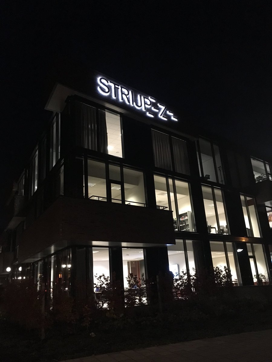 SecretariaatSGE's tweet photo. STRIJP-Z by night! #prachtig #helemaalaf https://t.co/8k13VDmKnT