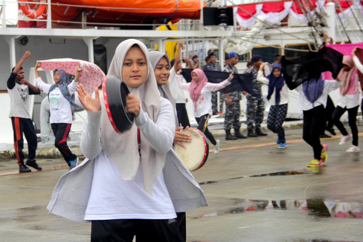 aceh_disbudpar's tweet photo. @serambinews @iloveaceh @genpiaceh @humasaceh @indtravel @Kemenpar_RI @kemaritiman @KEMENPORA_RI @Humas_Sabang @sailsabang2017 300 penari sedang melakukan latihan untuk penampilan Tari Kolosal pada puncak acara even Sail Sabang 2017 tgl 02 desember 2017 #sailsabang2017 https://t.co/TPT4AIxVnh