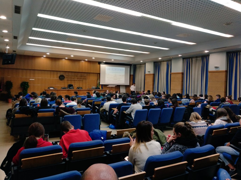 beurruti's tweet photo. En la Presentación del Máster de "Problemas sociales: Dirección y gestión de programas sociales" @alberto91993 participante de #TalentoUGR y #EmprendeTFM de @UGRemprendedora presenta su ejemplar TFM: "Cancercontextneed" ☺️👏 Aula Magna de @polisocioUGR llena 👌 https://t.co/p1HG44fodV