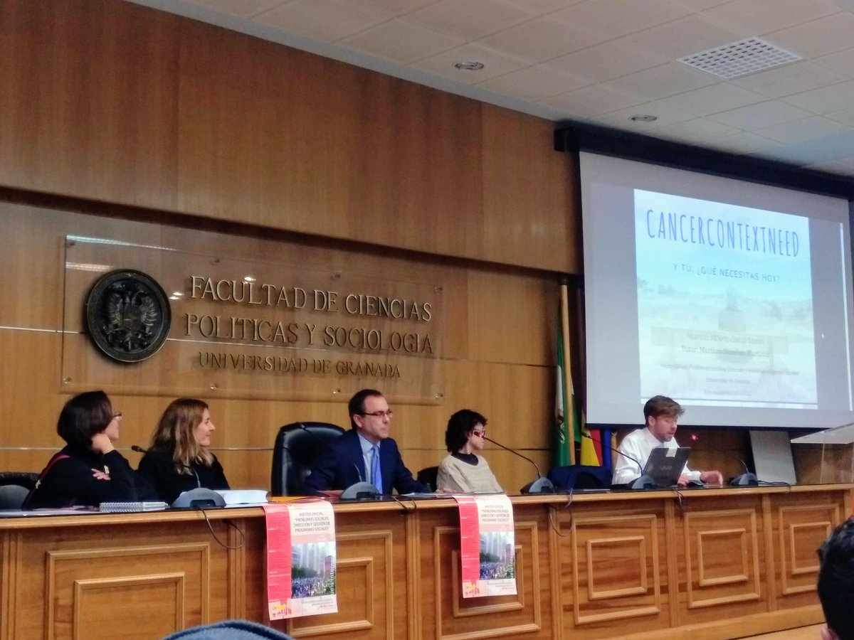 beurruti's tweet photo. En la Presentación del Máster de "Problemas sociales: Dirección y gestión de programas sociales" @alberto91993 participante de #TalentoUGR y #EmprendeTFM de @UGRemprendedora presenta su ejemplar TFM: "Cancercontextneed" ☺️👏 Aula Magna de @polisocioUGR llena 👌 https://t.co/p1HG44fodV