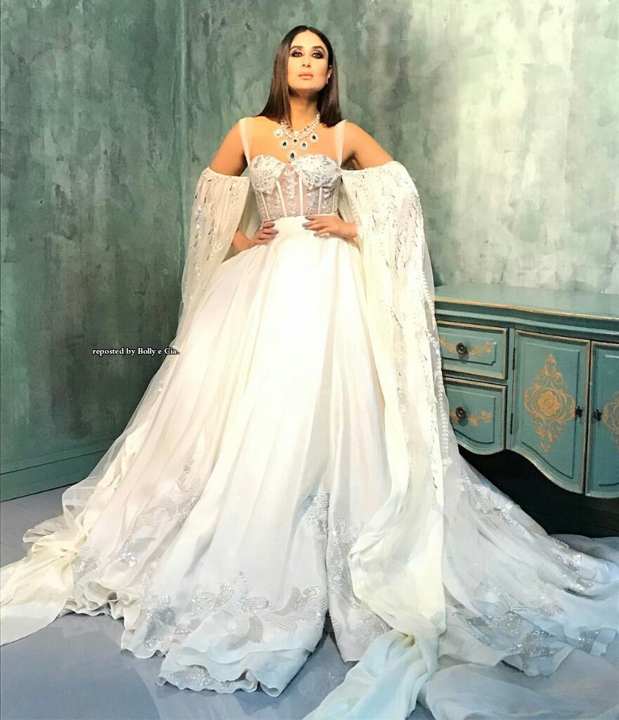 bollyecia's tweet photo. Na #BazaarBride de Dezembro temos a elegância de #KareenaKapoorKhan. #BollyeCia #Revista #Magazine #Bazaar #BazaarMagazine #BazaarÍndia #Fashion #Style #CinemaIndiano #Bollywood #Índia #KareenaKapoor https://t.co/jzksnCzYiy