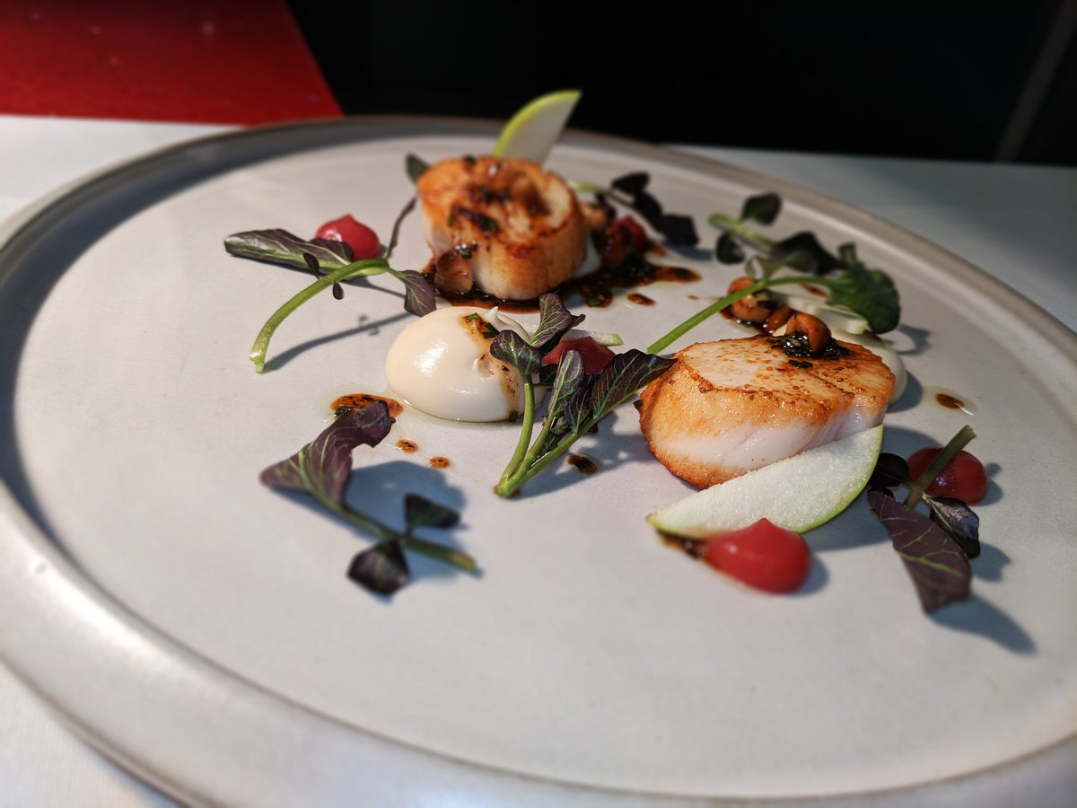 ADAM ZAITOUNI 🔪🥩🍠France, Espagne, USA, Restaurant Grinder, Manoir Hovey et le regretté Henri St-Henri... Fiers de vous présenter notre nouveau #Chef de cuisine, qui assiste Jean-Luc de la Bruère, Chef exécutif. Expériences gastronomiques épiques! 🍴#Laurentides #EsterelResort