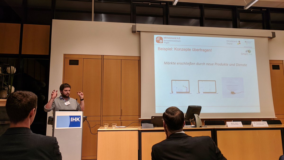 CKotthaus's tweet photo. Wie werden Forschungsergebnisse in die Praxis transferiert? @mst_x präsentiert verschiedenen Projekte der @UniSiegen bei der @IHK_Siegen https://t.co/yrM3ESNr2k