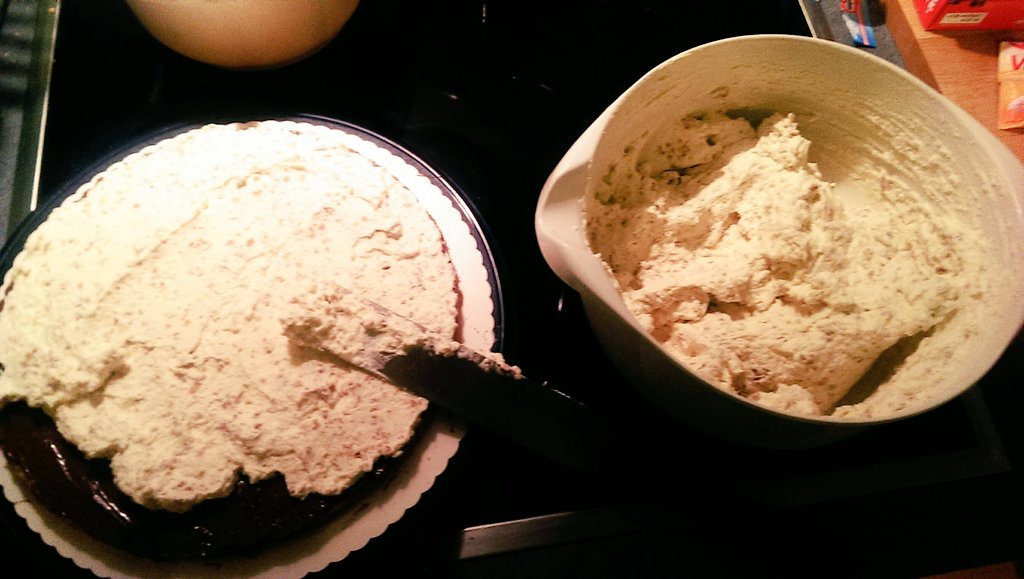 _butterblume170's tweet photo. Auch wenn der Biskuit noch hätte auskühlen können, sie muss ja fertig werden... #GiottoTorte in the making😋 #backenistliebe ❤ https://t.co/DtExoOFWMX