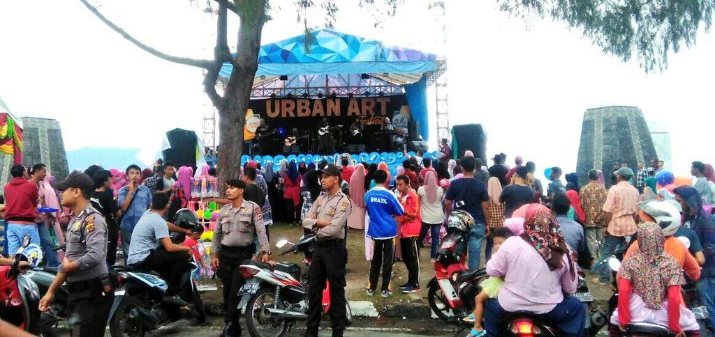 aceh_disbudpar's tweet photo. @serambinews @iloveaceh @genpiaceh @humasaceh @indtravel @Kemenpar_RI @kemaritiman @KEMENPORA_RI @Humas_Sabang @sailsabang2017 Sejumlah rangkaian agenda Urban Art Festival, yang menyuguhkan kesenian musik baik tradisional, modern dan kreasi. #sailsabang2017 https://t.co/Nt6eQhnaBx