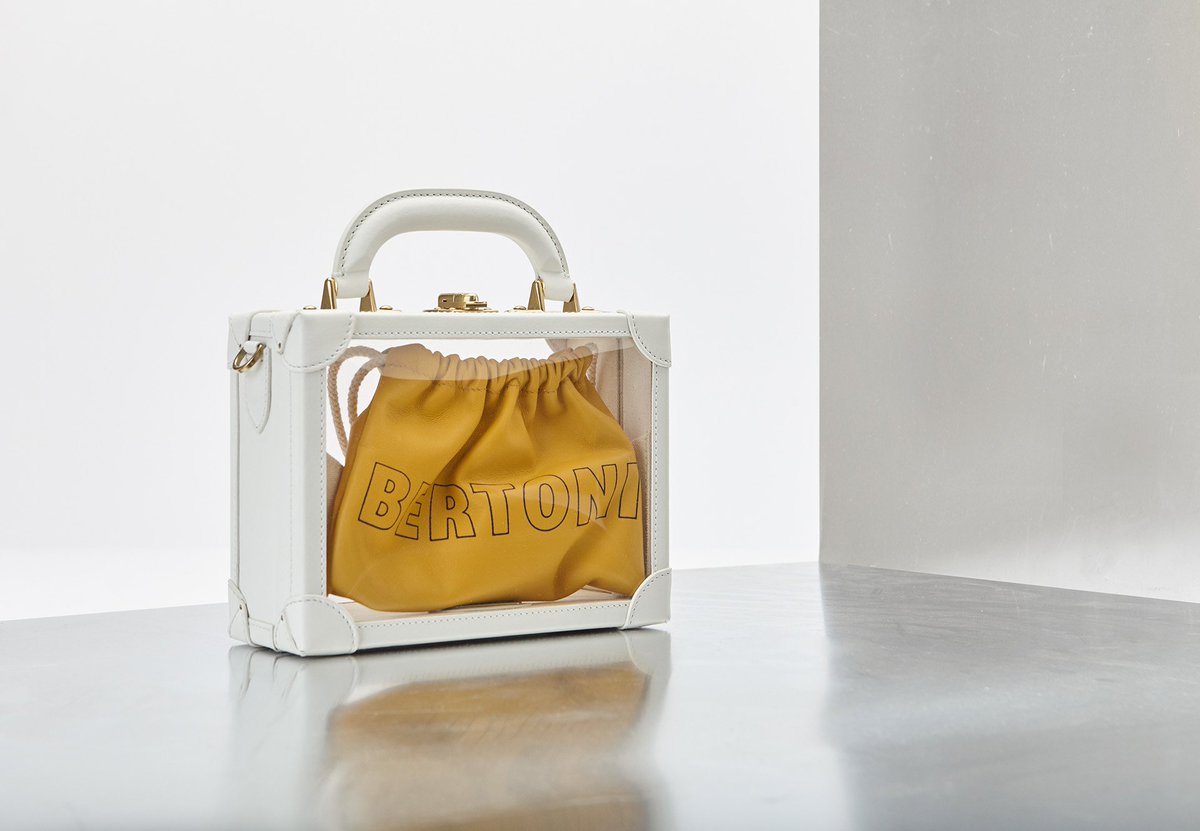 Bertoni1949's tweet photo. From our Women's #SS18 Collection: a transparent PVC #capsule, with the “Bertoni” logo on the inner pouches. Ready to give a #streetstyle allure to every #outfit with these essential #bags? 
#Bertoni1949 https://t.co/i7D5XG0MXE