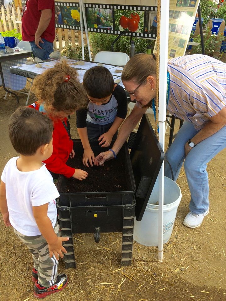 vtborel's tweet photo. Support the UC Master Gardener Program and our incredible volunteers that make a difference throughout L.A. County by donating to support scholarships for 2018 Master Gardener trainees! https://t.co/PJi4ZcbIdU #GivingTuesday, #UNselfie, #LosAngelesMG, #UCANReach, @UCMasterGarden https://t.co/hG37FGkgEn