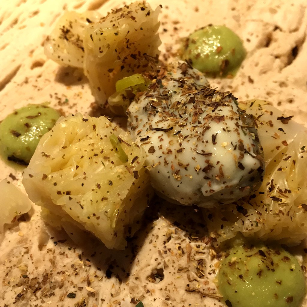 En este plato, la ostra puede parecer que tiene todo el protagonismo, pero el sabor que no consigo quitarme de la cabeza es el de la col fermentada.

📷 | Ostra esmeralda Amelie con col fermentada y piparra ahumada

#restaurante #Barcelona #ABaC #tresestrellasmichelin