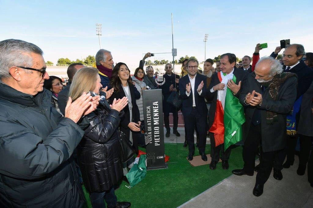 giomalago's tweet photo. Barletta... Il suo stadio e le strade dove si allenava il grande Pietro Mennea... Inaugurata la nuova pista insieme a Manuela Mennea, @LottiLuca, il Presidente della FIDAL Giomi, il Sindaco Cascella e il Segretario Generale del CONI Fabbricini https://t.co/cX52sP9ko3