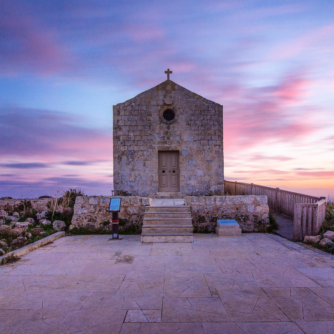 AndareaMalta's tweet photo. Godersi il tramonto dalle scogliere di Dingli seduti sul muretto della piccola cappella di Maria Maddalena ha il suo fascino anche nei mesi più freddi dell'anno [©motionlapse] https://t.co/Kf7Vhj342i