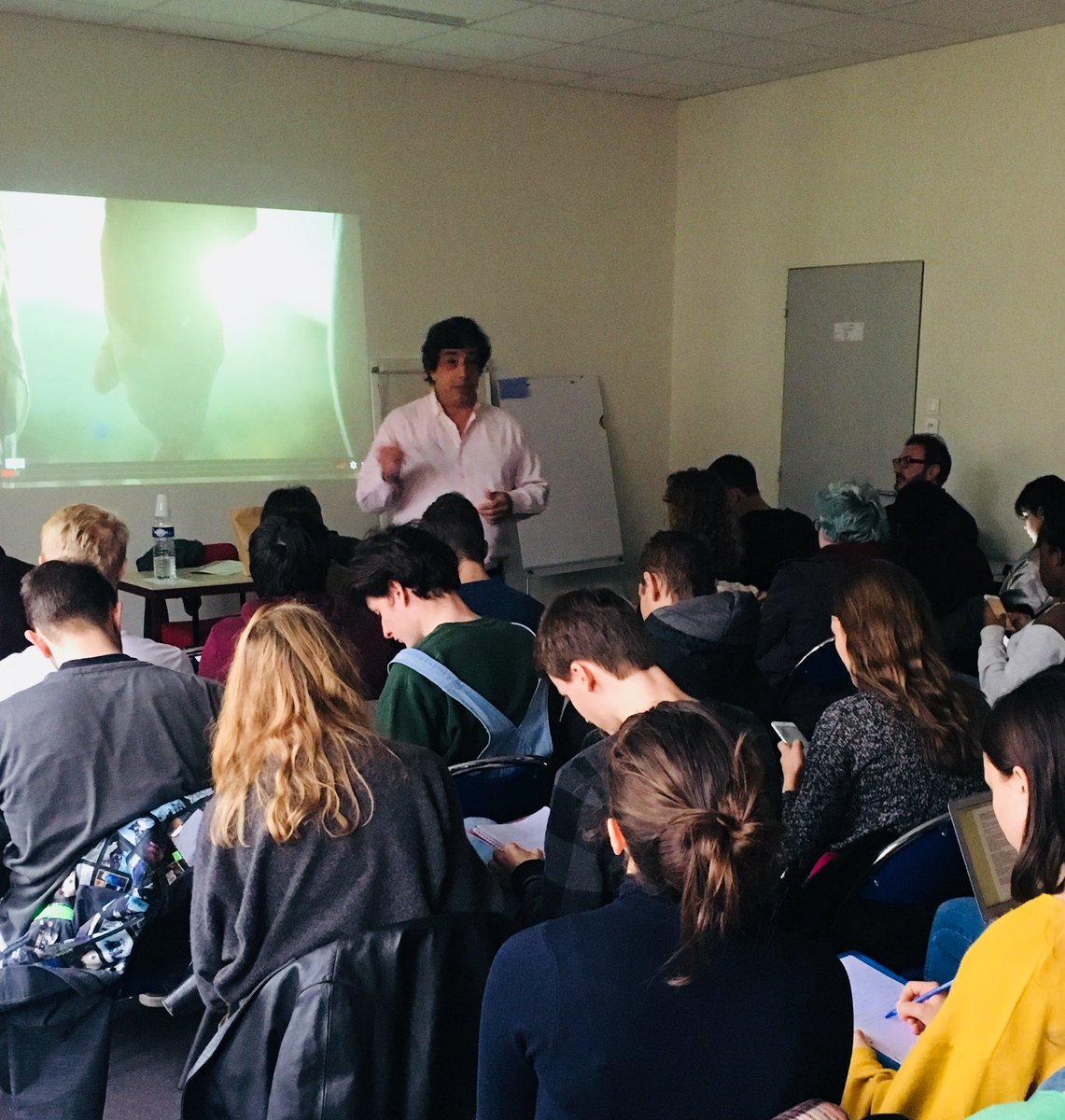 SIB_HG_Ponto's tweet photo. Thank you very much to Fernando @fmdelac for coming and talking to our students about the unfairness of coffee production! #development #globaltrade #cafeforchange https://t.co/sEDwwzlENH