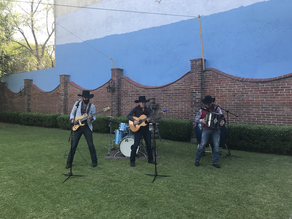 Sergitogomez13's tweet photo. Cantando en vivo esta mañana @GTendenzia #LoProhibido en el programa @TuCiudad_Es en @Capital_21 gracias @danieltvherrera @TEREAGUILERAH por el apoyo https://t.co/3sw2XXWM0E