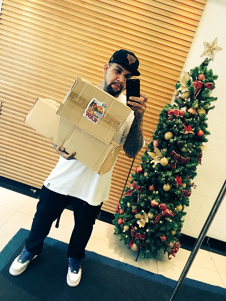 aruzzo's tweet photo. Passei aqui na #RAWBRAZIL pra garantir os presentes de Natal🎅🏻 https://t.co/p9F0fYkBSE