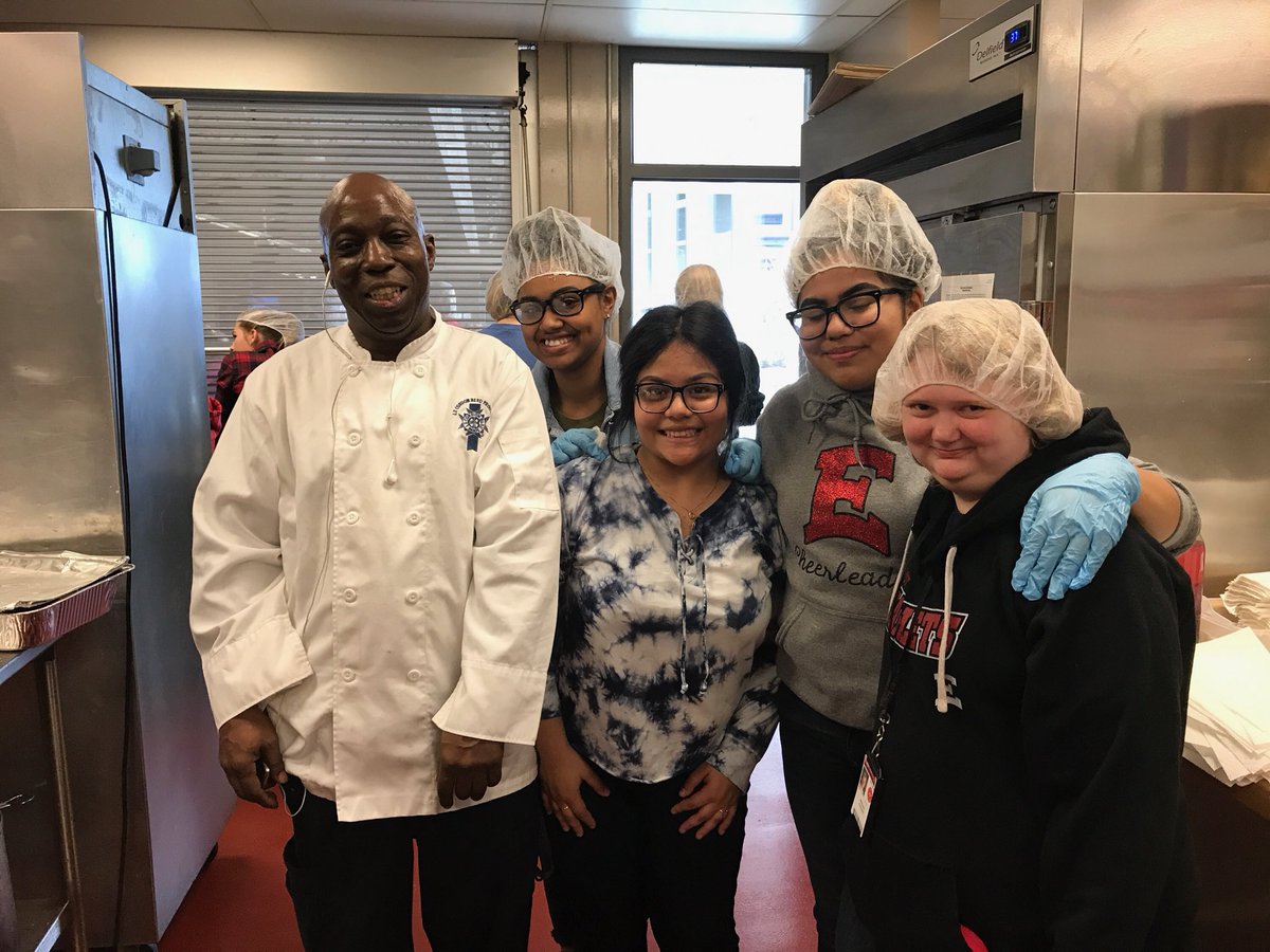 Dsmeast's tweet photo. This is who we are and what we represent. Giving back to our community by serving others. #GivingTuesday2017 #scarletstrong @MsNiemeyerEHS @EastAmbassadors https://t.co/WODKapFRMA