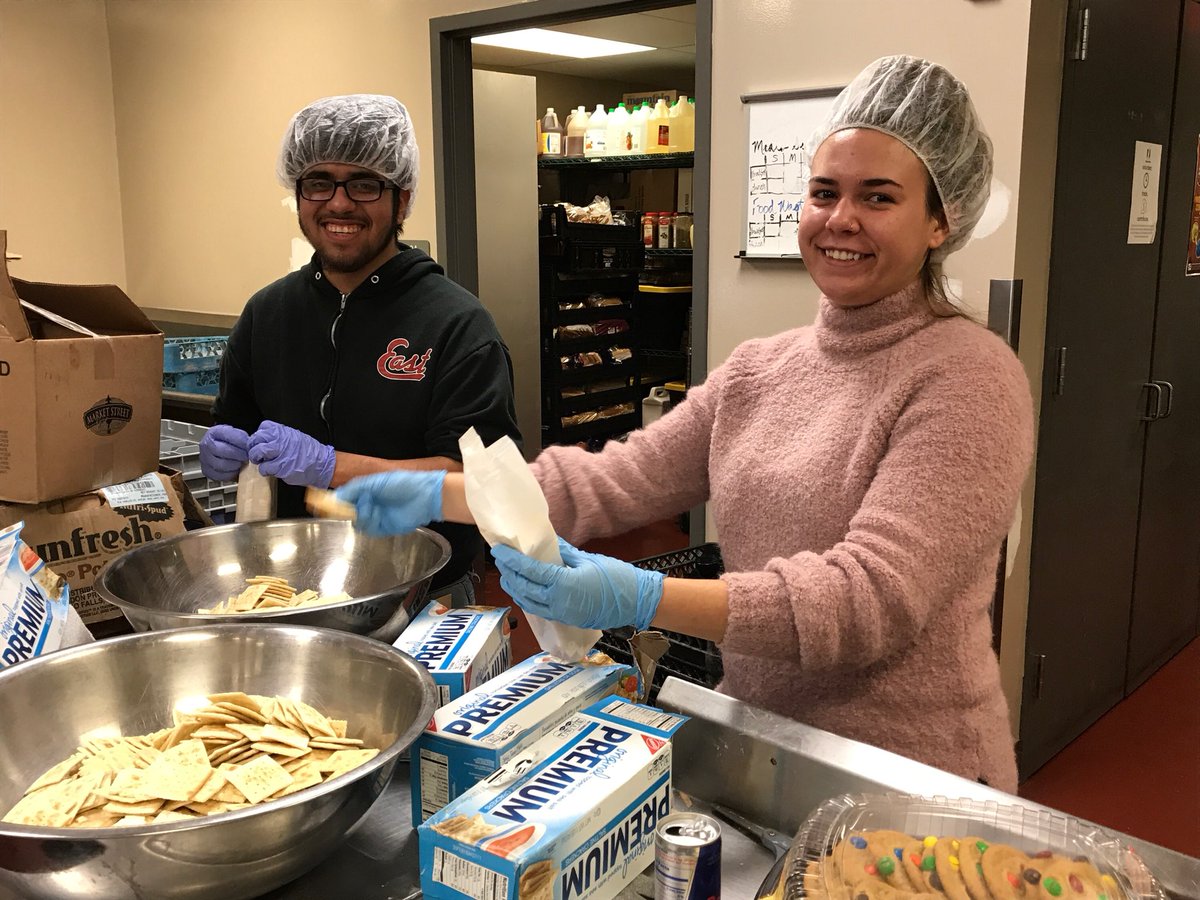 Dsmeast's tweet photo. This is who we are and what we represent. Giving back to our community by serving others. #GivingTuesday2017 #scarletstrong @MsNiemeyerEHS @EastAmbassadors https://t.co/WODKapFRMA