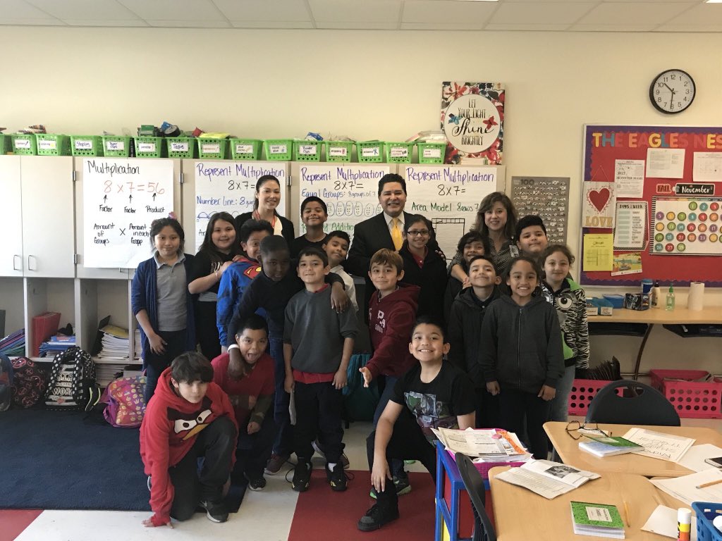 TorangosKiddos's tweet photo. We just met the Superintendent @HISD_Supe and he’s amazing we are still so excited - JF https://t.co/KHNliNvyWr