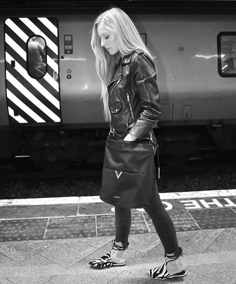 labante_london's tweet photo. The stunning @cathkendall rocking the Tia Black Hobo Bag from @labante_london β€οΈ #vegan #vegansofig #vegangirl #ethicalfashion #sustainablefashion #fashionwithrespect #bw #monochrome #kindnessisbeautiful #labantelondon #labanteloves #faux https://t.co/eD63V9w5vE https://t.co/tNXq9ATErj
