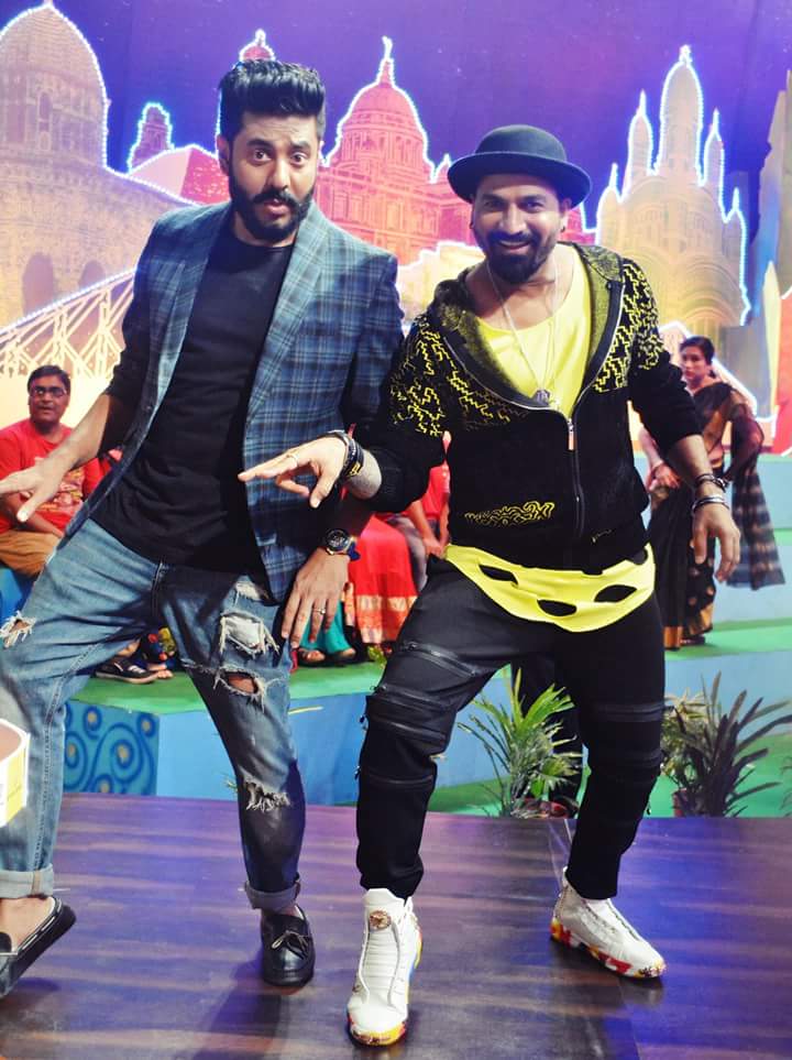 RajFansClub's tweet photo. #Bindaas pose @iamrajchoco @babbachi from the set #BindaasDance Sat-Sun 9pm on @ColorsBangla https://t.co/jzVQe5KA6Z