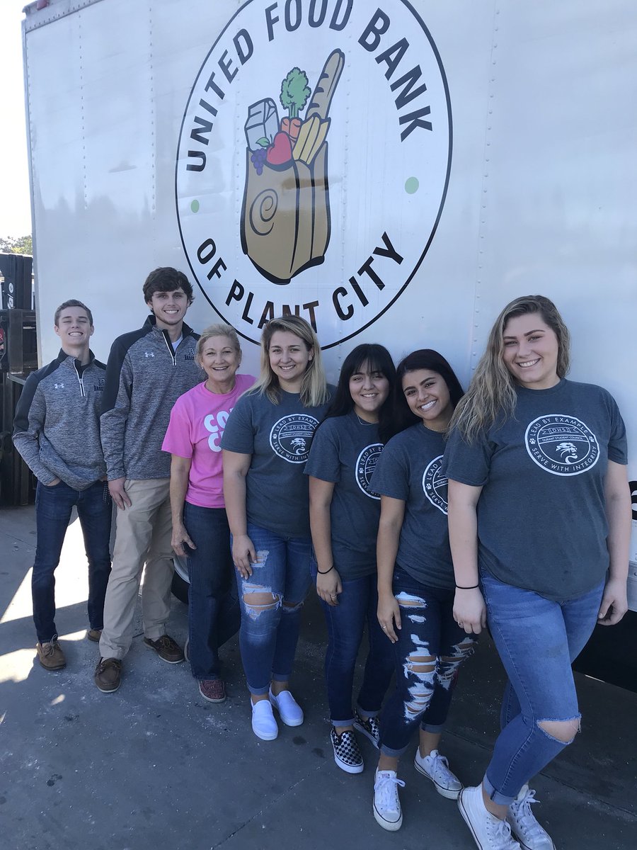 2018DHScouncil's tweet photo. We loved helping out at the Plant City food bank with our amazing principal today! https://t.co/VP9hJebGxd