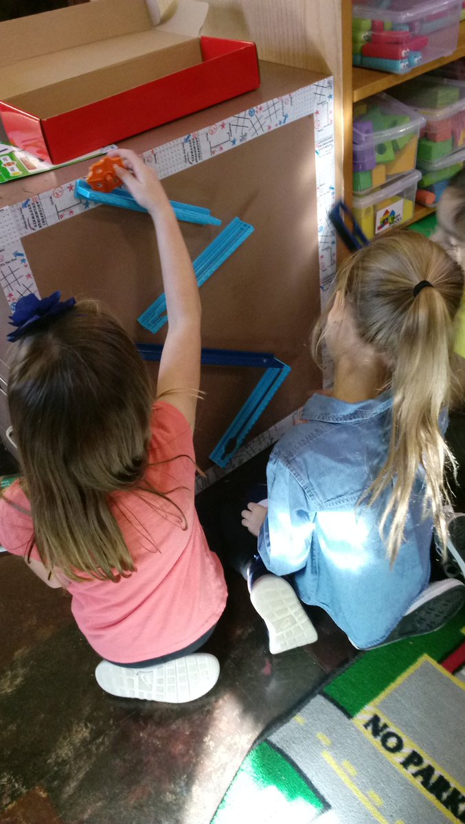 DWSMediaCenter's tweet image. Experimenting with all types of Simple Machines before we apply them to our inventions. #weebuild