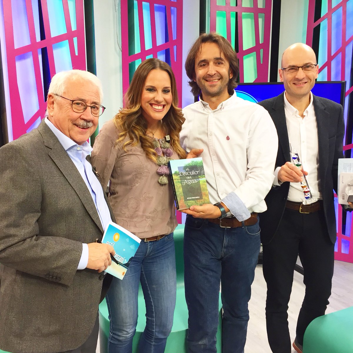 Recibimos la visita de @ALTOCUMULOAC y <a href="/OratgeCV/">Oratge CV</a> para hablarnos de regalos para Navidad de lo más originales! A las 19h @TV_Mediterraneo