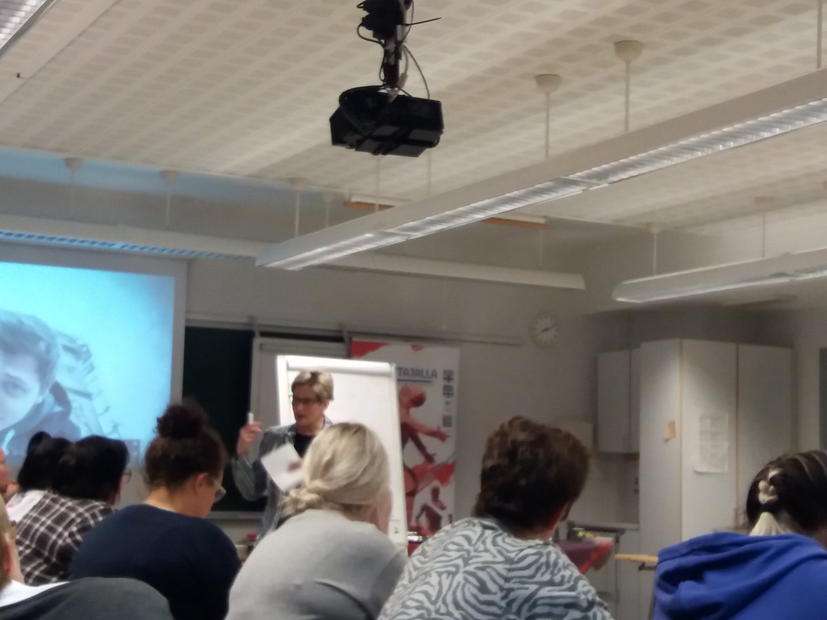 SatuSoivanen's tweet photo. Koripallo- ja ringettekoutsi Marja Miettinen herättelee pohtimaan ryhmädynamiikkaa #valmentaakuinnainen tilaisuudessa https://t.co/vLl7Y8TLo6
