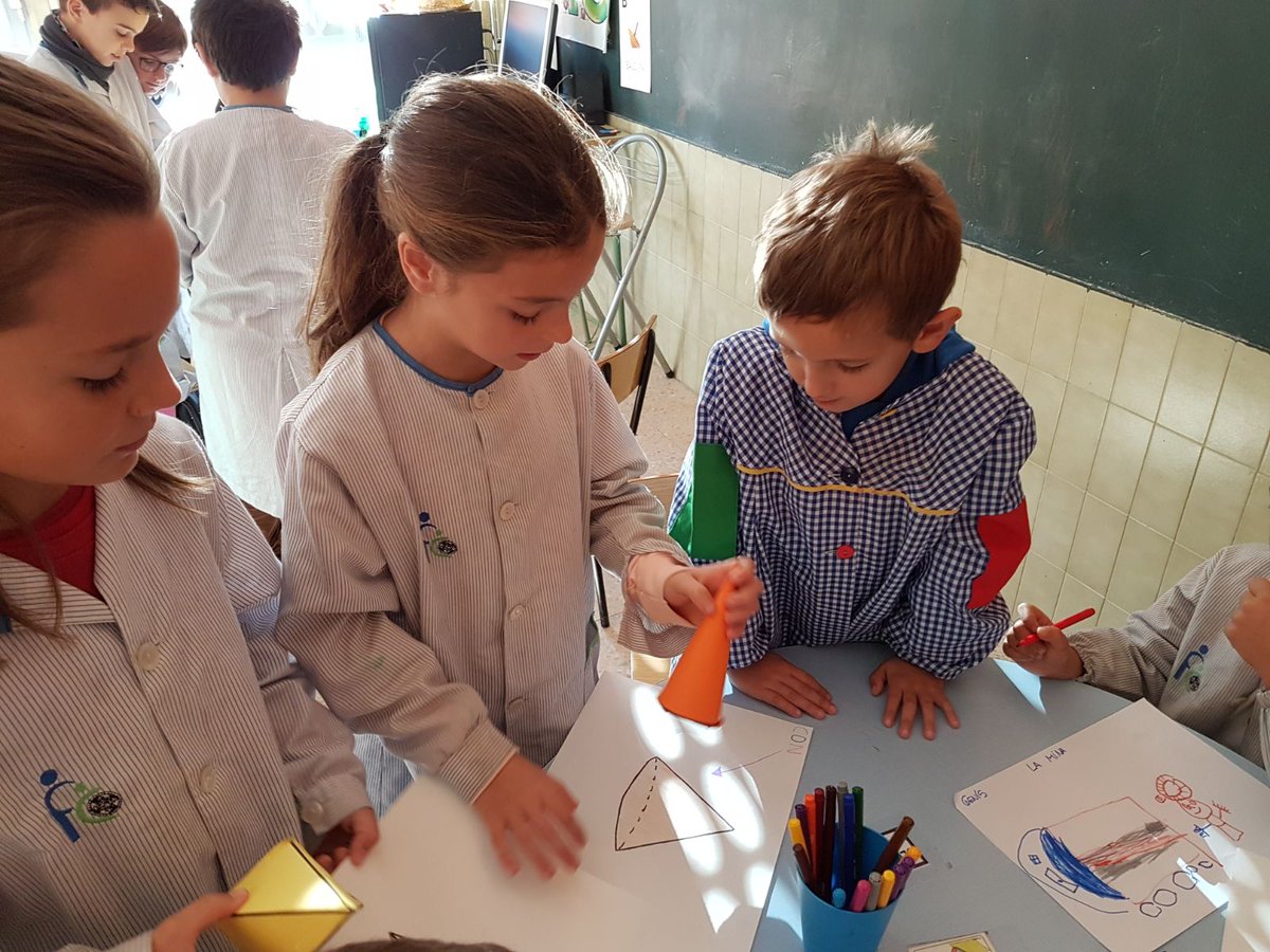 FEDACSuria's tweet photo. APS d'Aprendre a aprendre. #Quart ha construit i explicat als companys de P5 com funcionen els materials que necessitaven els alumnes de pavulari per l'ambient #CreaMat. Continuarem treballant i aprenent junts #aprenem #creActivitat #feinabenfeta #transformadors #totsplegatssomun https://t.co/lFoImLqeFq