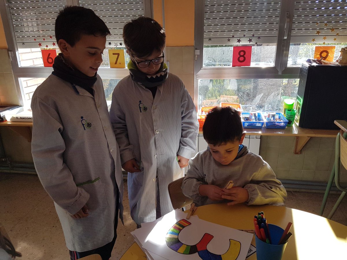 FEDACSuria's tweet photo. APS d'Aprendre a aprendre. #Quart ha construit i explicat als companys de P5 com funcionen els materials que necessitaven els alumnes de pavulari per l'ambient #CreaMat. Continuarem treballant i aprenent junts #aprenem #creActivitat #feinabenfeta #transformadors #totsplegatssomun https://t.co/lFoImLqeFq