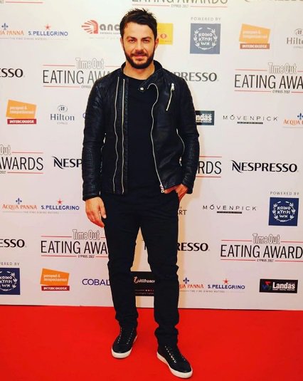 danos_news's tweet photo. Ο Γιώργος στο κόκκινο χαλί των “Time Out Eating Awards” κατά την άφιξη του στο Royal Hall, όπου και θα διεξαχθεί η απονομή
#Ντάνος #Ntanos #danos #SurvivorGr #TimeOutAwards2017 https://t.co/qe2CsJ4lNa