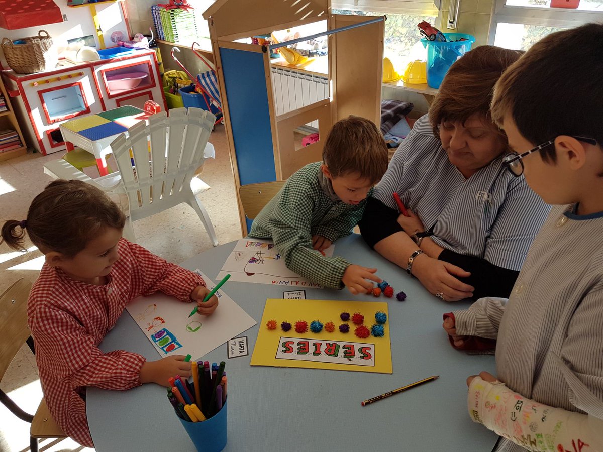 FEDACSuria's tweet photo. APS d'Aprendre a aprendre. #Quart ha construit i explicat als companys de P5 com funcionen els materials que necessitaven els alumnes de pavulari per l'ambient #CreaMat. Continuarem treballant i aprenent junts #aprenem #creActivitat #feinabenfeta #transformadors #totsplegatssomun https://t.co/lFoImLqeFq