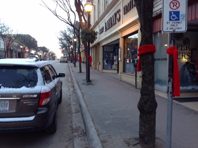 gilbertcentre's tweet photo. The @cityoforillia had Red Scarfs tied up throughout downtown yesterday! Did you pick one up! Send us a photo! #RedScarfCampaign #HIVAIDSAwarenessWeek #WorldAIDSDay https://t.co/A6pFZHdXXW