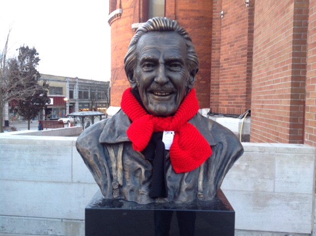 gilbertcentre's tweet photo. The @cityoforillia had Red Scarfs tied up throughout downtown yesterday! Did you pick one up! Send us a photo! #RedScarfCampaign #HIVAIDSAwarenessWeek #WorldAIDSDay https://t.co/A6pFZHdXXW
