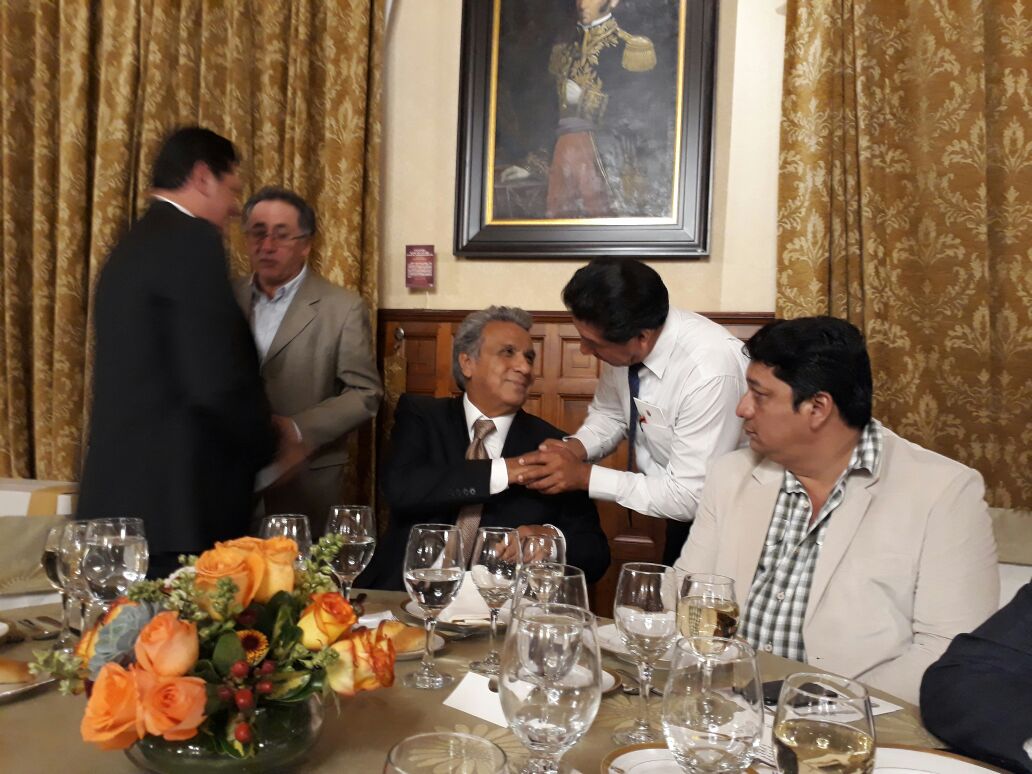 Alcalde de Paltas Ramiro Maita saludando al Presidente Lenin Moreno