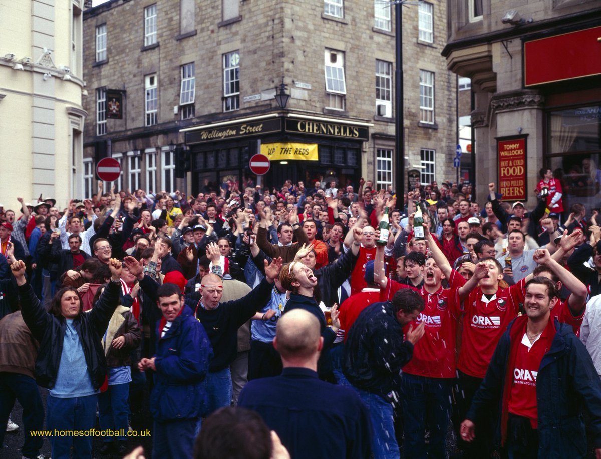 Not Going home. Promoted to the Premier League.
#BARNSLEYFC captivates the entire town, year 1997
by Stuart Roy Clarke

GO TO homesoffootball.co.uk/blackfridayoff… … £31 !
#Barnsley #COYR