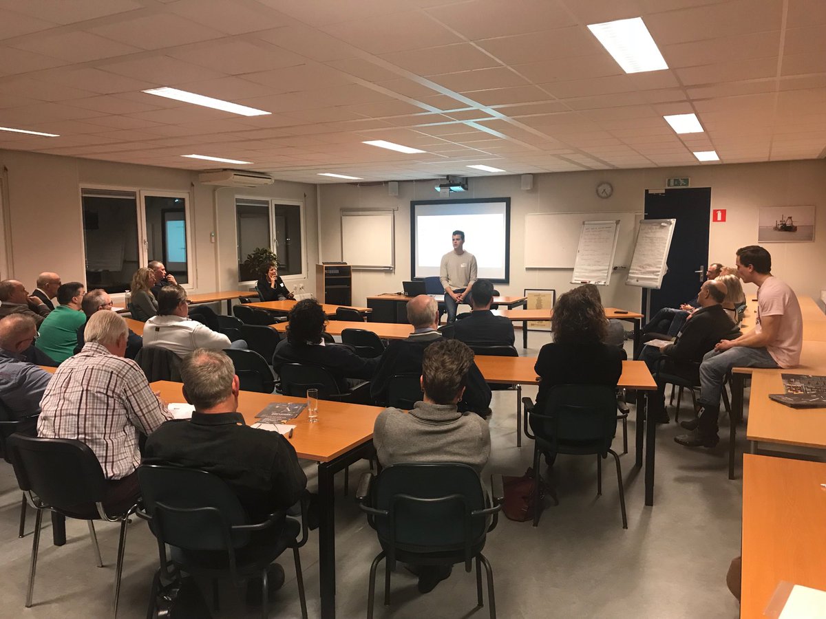Jonge IHC medewerker vertelt VMBO decanen over zijn school en loopbaankeuzes.