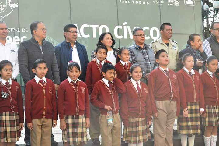 CrocAlejandro's tweet photo. Acto Cívico #Coatepec Profra. Nora Angélica Lopéz Delgado https://t.co/o4yXySrUYw