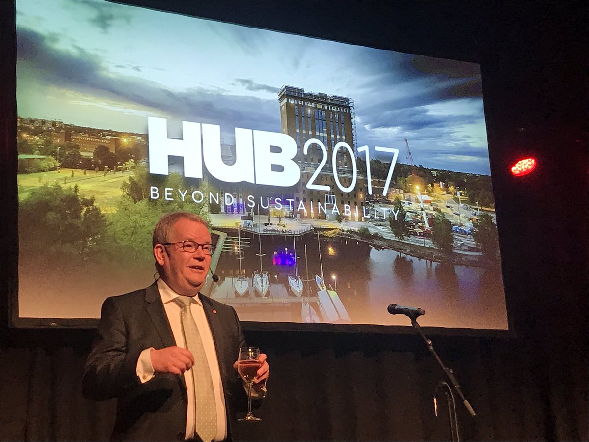NLannefors's tweet photo. Kommunstyrelsens ordförande i @vasterasstad tycker att Europas #energi huvudstad ligger vid #MĂ€laren och börjar pĂ„ "V" đđ#HUB2017 https://t.co/pjRsjfz0qH