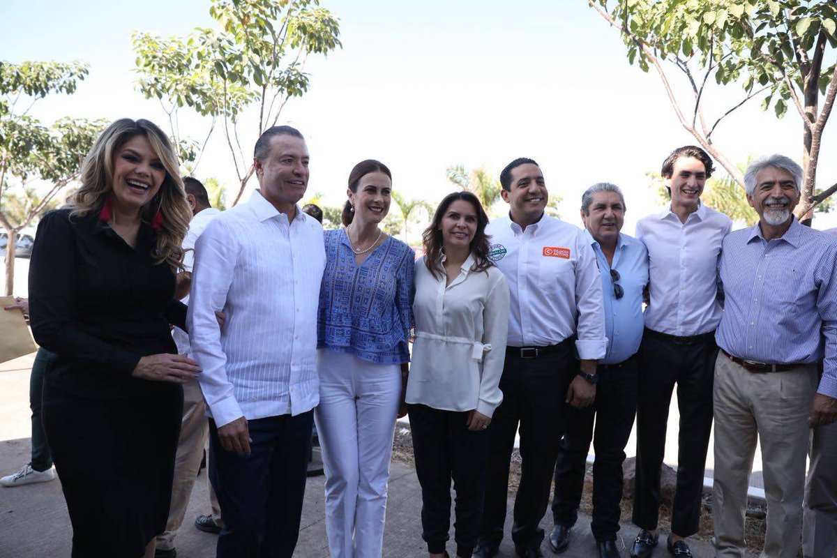 QuirinoOC's tweet photo. Gracias a @LauraBarreraF, del @DIF_NMX, por apoyar a Rosy y a las y los sinaloenses en el Centro de Autismo, de Ceguera y Debilidad Visual que hoy iniciamos en Culiacán. https://t.co/Bk3v2wICmH