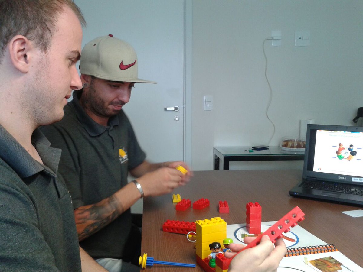 fundedmilson's tweet photo. No dia 27/11 os educadores Felipe Brianezi e Nicolas Barbieri participaram da formação continuada do programa de Robótica "Zoom Educação para a Vida".
O curso é oferecido pela Agnus Educação e sem dúvida integrou conhecimentos para os nossos mestres !!! https://t.co/QAhKlU881I