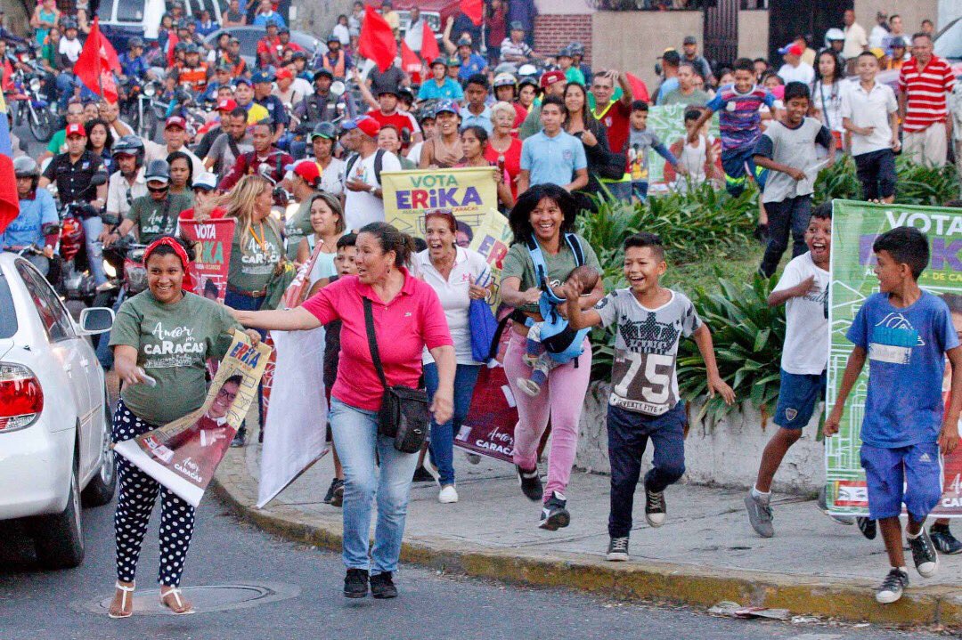 ErikaPSUV's tweet photo. Cuento con ustedes, nuestro Comandante Chávez y el presidente @nicolasmaduro siempre han sido fieles creyentes del pueblo, así somos los chavistas!
Cuenten conmigo para hacer de caracas la ciudad que soñamos.
Nos da fuerza el amor x Caracas ❤️ | #ErikaFariasAmorXCaracas https://t.co/ryI5JfBwJk